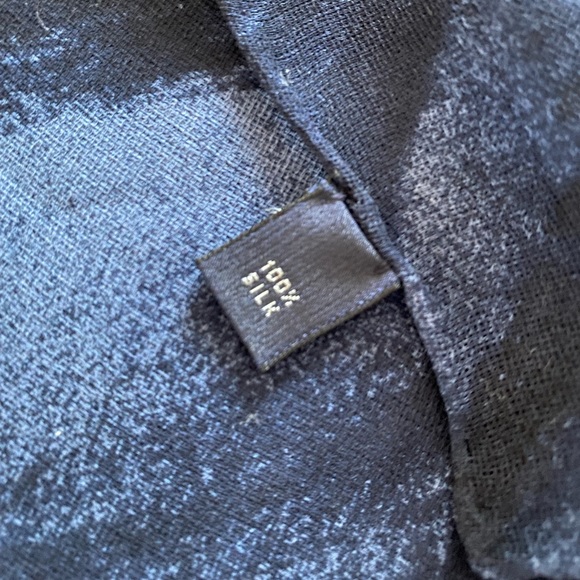 Authentic Burberry silk scarf - Picture 4 of 6